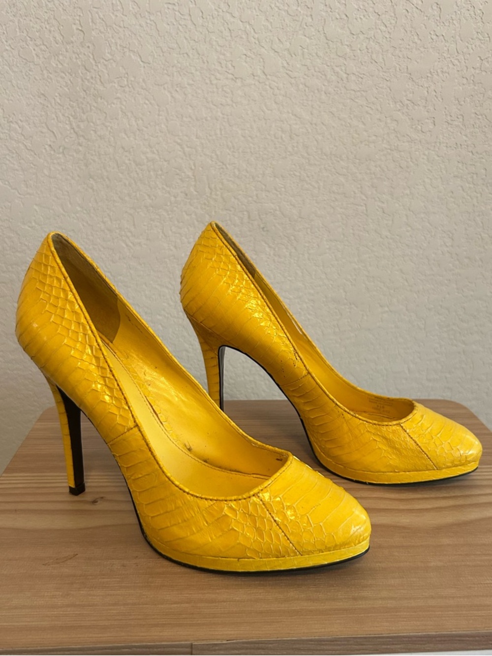 Ralph Lauren Yellow Snakeskin Pumps Size 8.5B